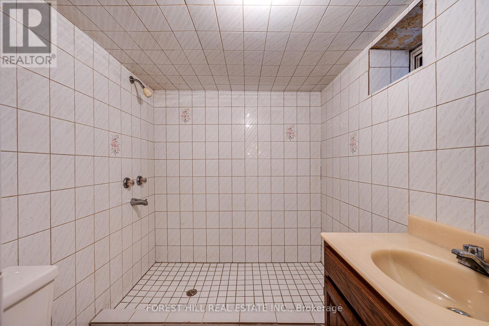 33 Hounslow Heath Road, Toronto, Ontario  M6N 1G7 - Photo 12 - W12373509
