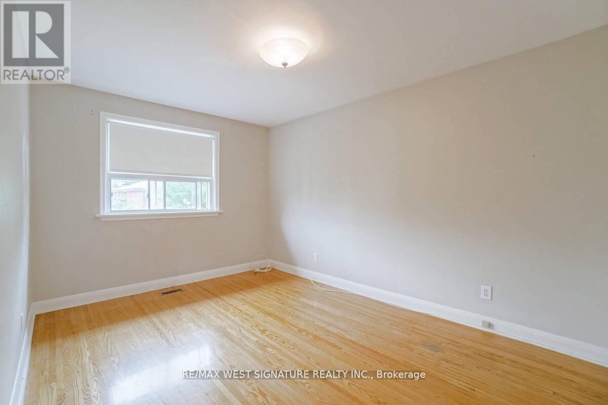 23 Fernando Road, Toronto, Ontario  M9M 2P7 - Photo 12 - W12373593
