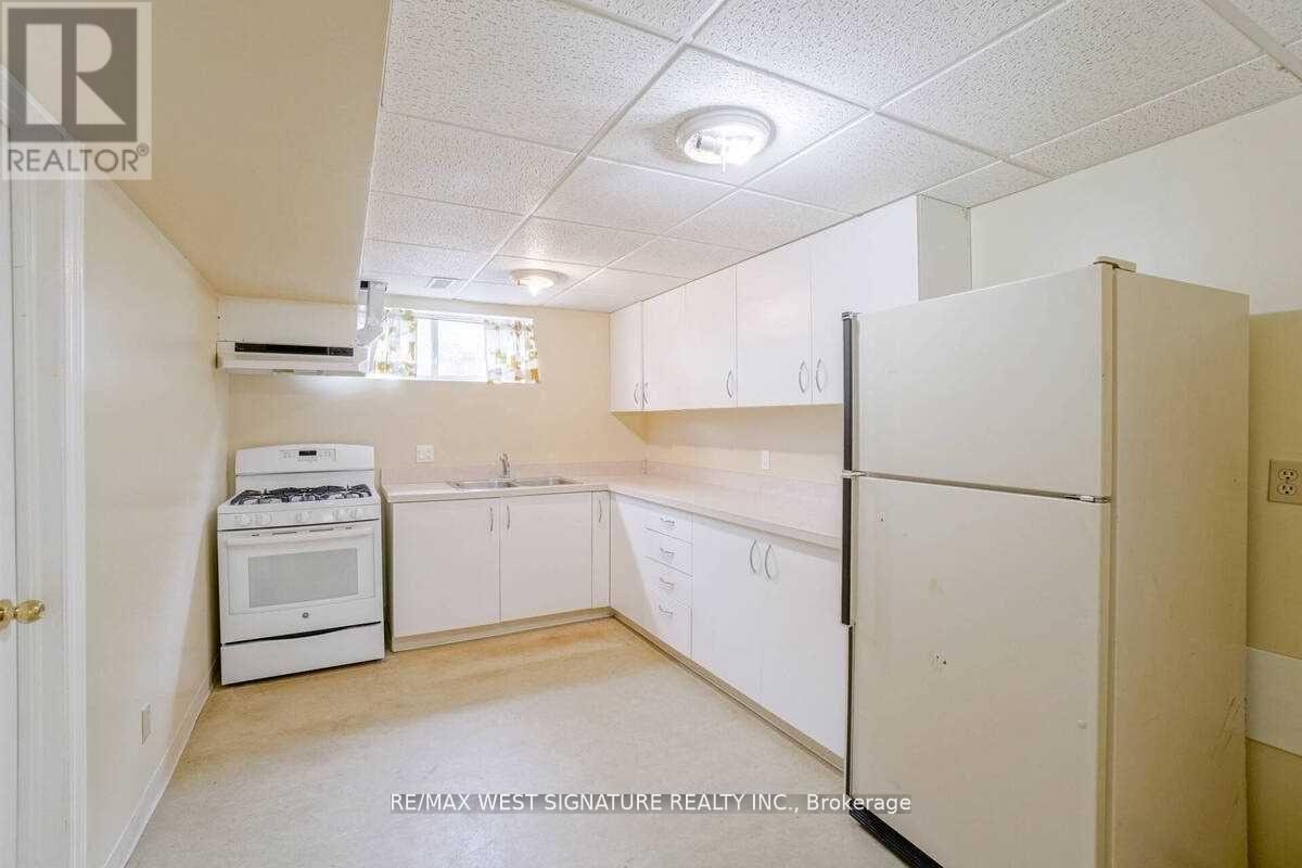 23 Fernando Road, Toronto, Ontario  M9M 2P7 - Photo 17 - W12373593