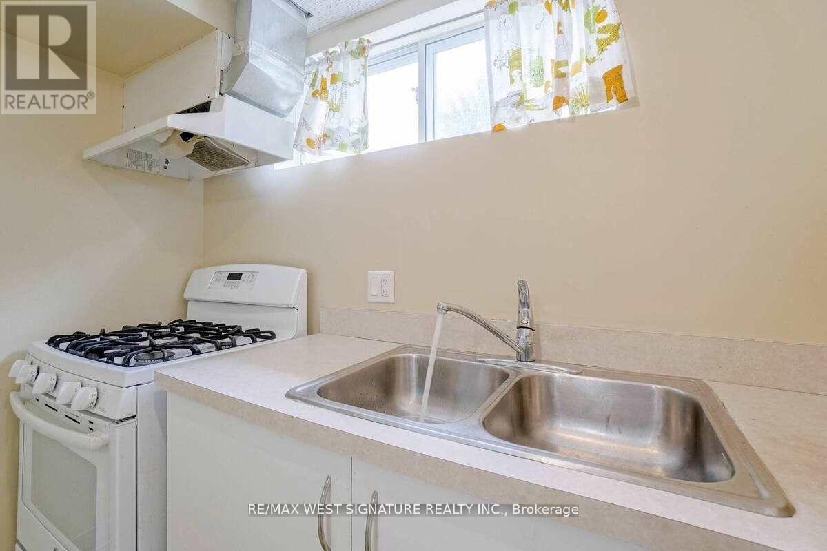 23 Fernando Road, Toronto, Ontario  M9M 2P7 - Photo 19 - W12373593