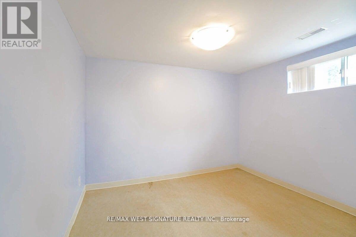 23 Fernando Road, Toronto, Ontario  M9M 2P7 - Photo 20 - W12373593