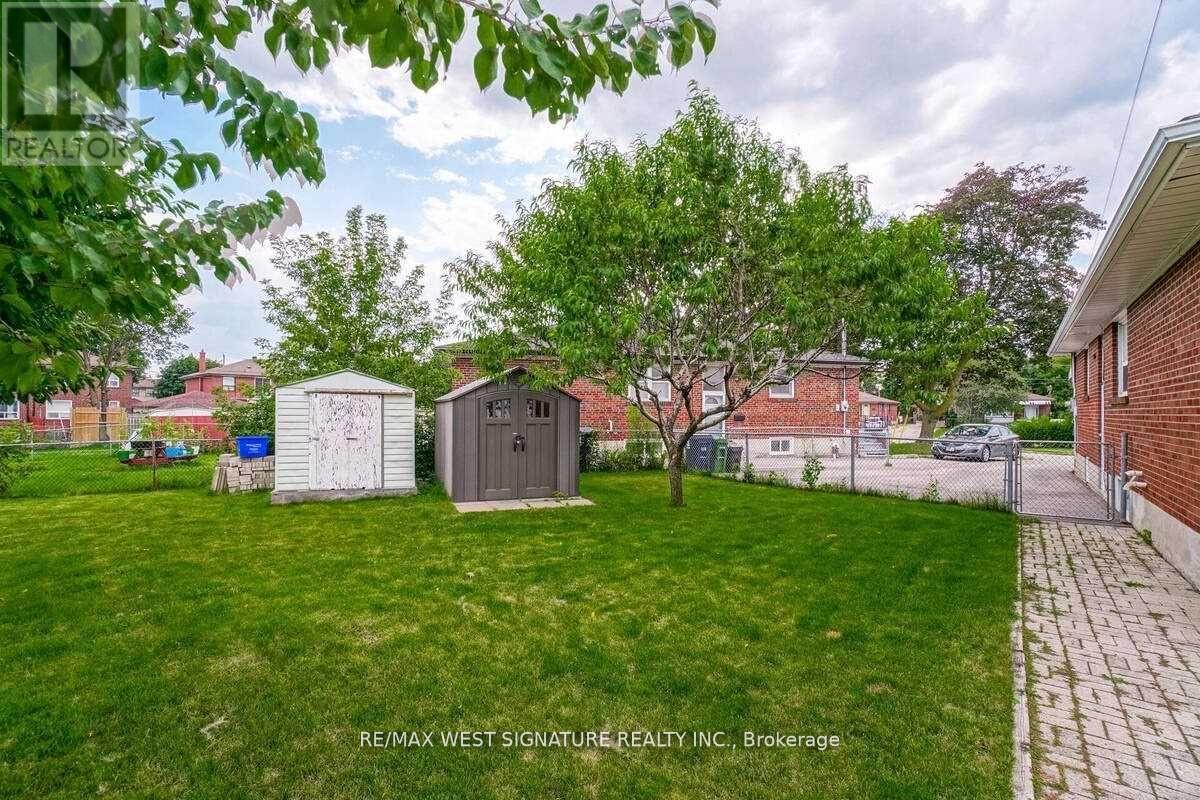 23 Fernando Road, Toronto, Ontario  M9M 2P7 - Photo 25 - W12373593