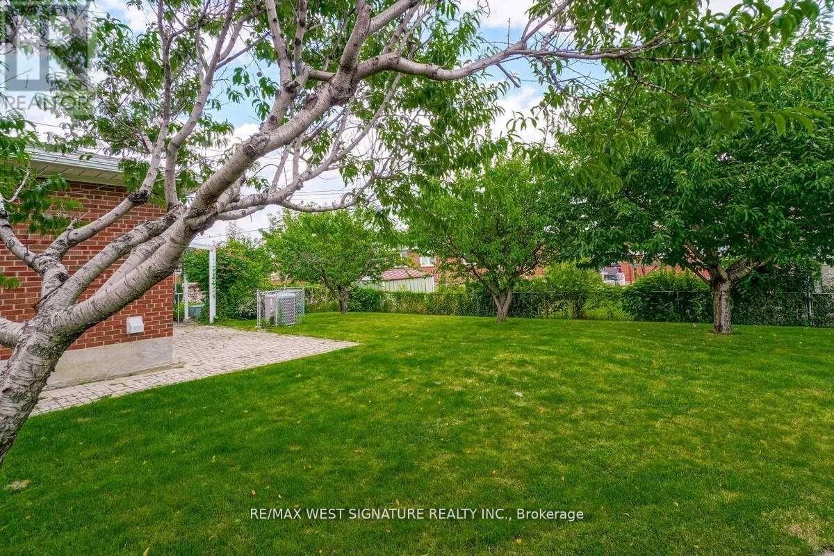 23 Fernando Road, Toronto, Ontario  M9M 2P7 - Photo 26 - W12373593
