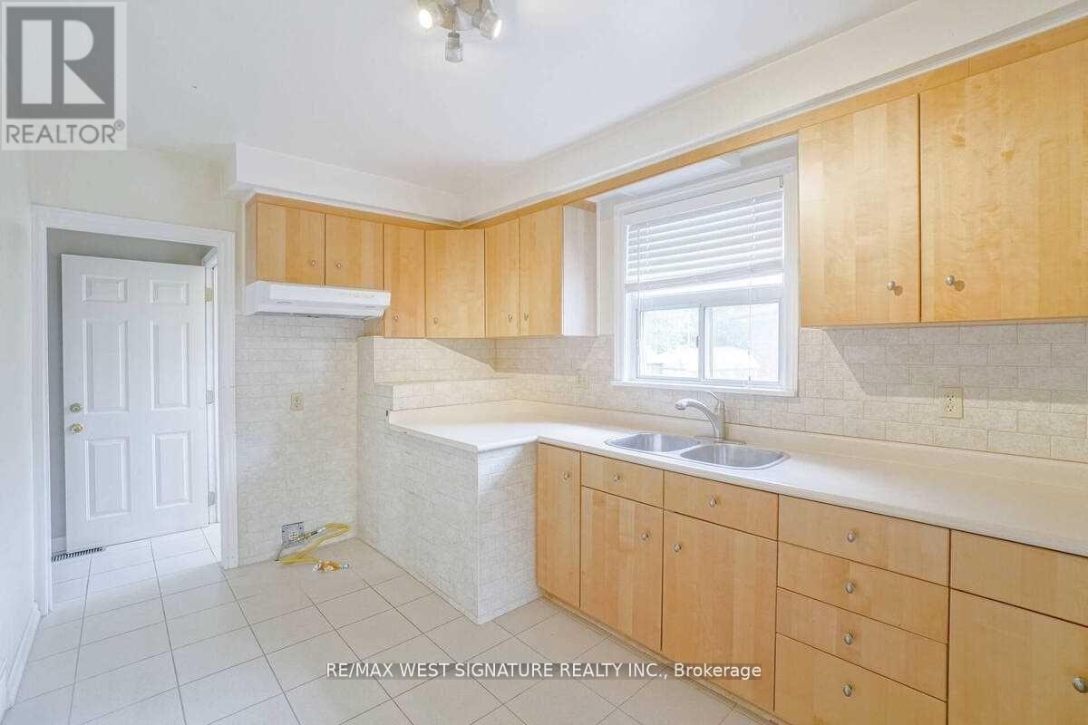 23 Fernando Road, Toronto, Ontario  M9M 2P7 - Photo 6 - W12373593