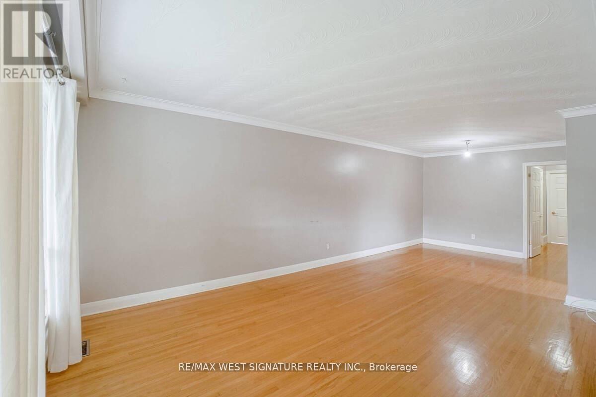 23 Fernando Road, Toronto, Ontario  M9M 2P7 - Photo 9 - W12373593