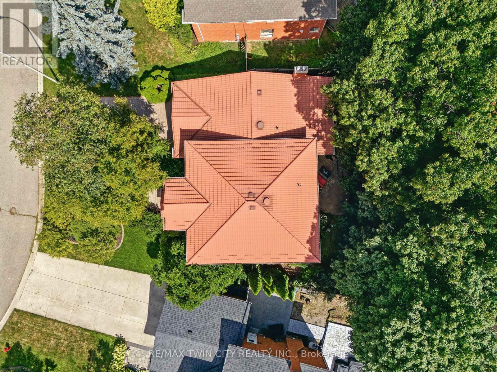 91 Abbey Close, Hamilton, Ontario  L9G 4K9 - Photo 2 - X12373517