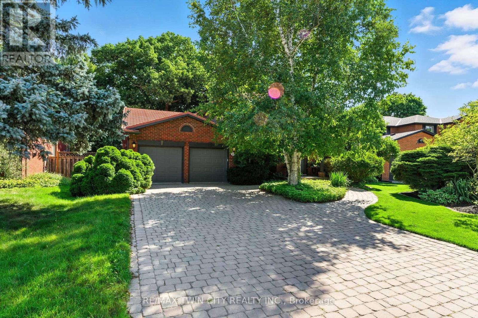 91 Abbey Close, Hamilton, Ontario  L9G 4K9 - Photo 4 - X12373517