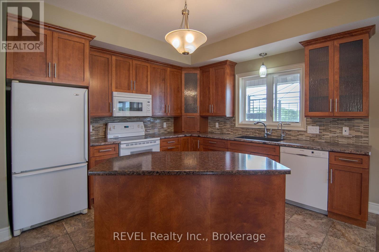 123 Michelle Court, Welland, Ontario  L3C 0A2 - Photo 8 - X12373891