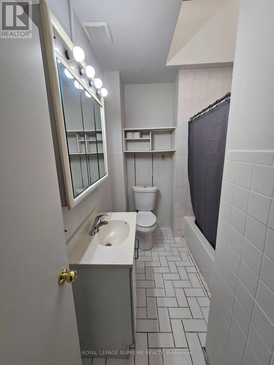 Upper - 806 College Street, Toronto, Ontario  M6E 4R1 - Photo 16 - C12373660