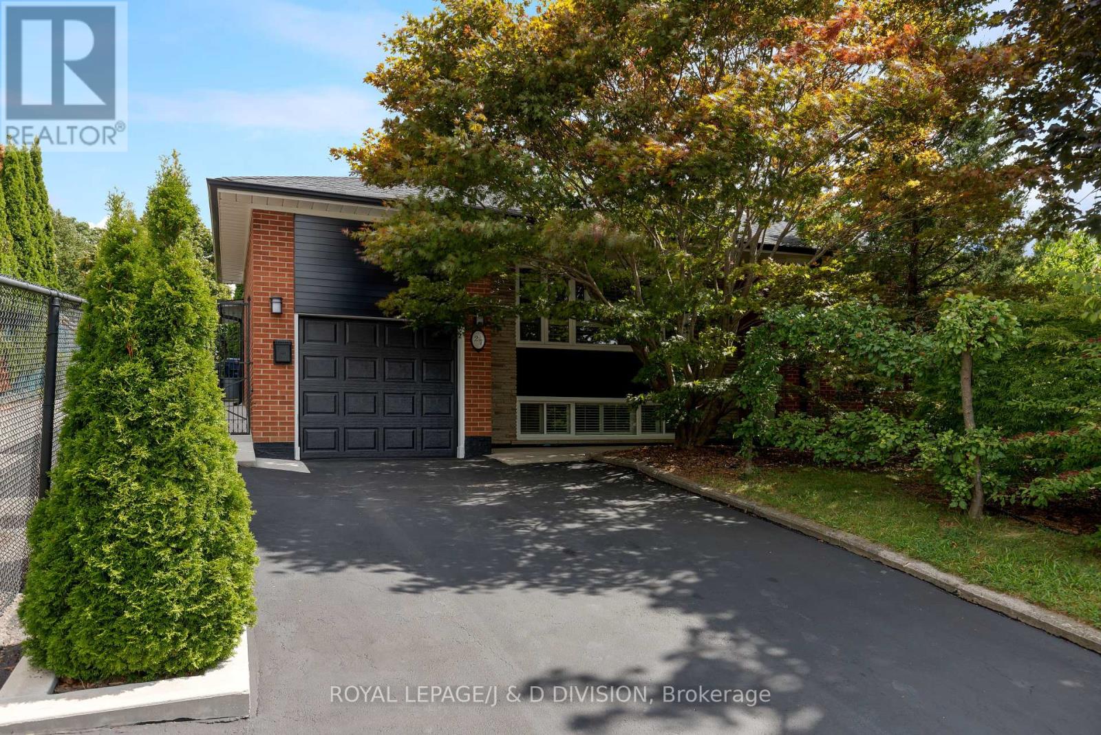 27 PARAMOUNT COURT, Toronto, Ontario