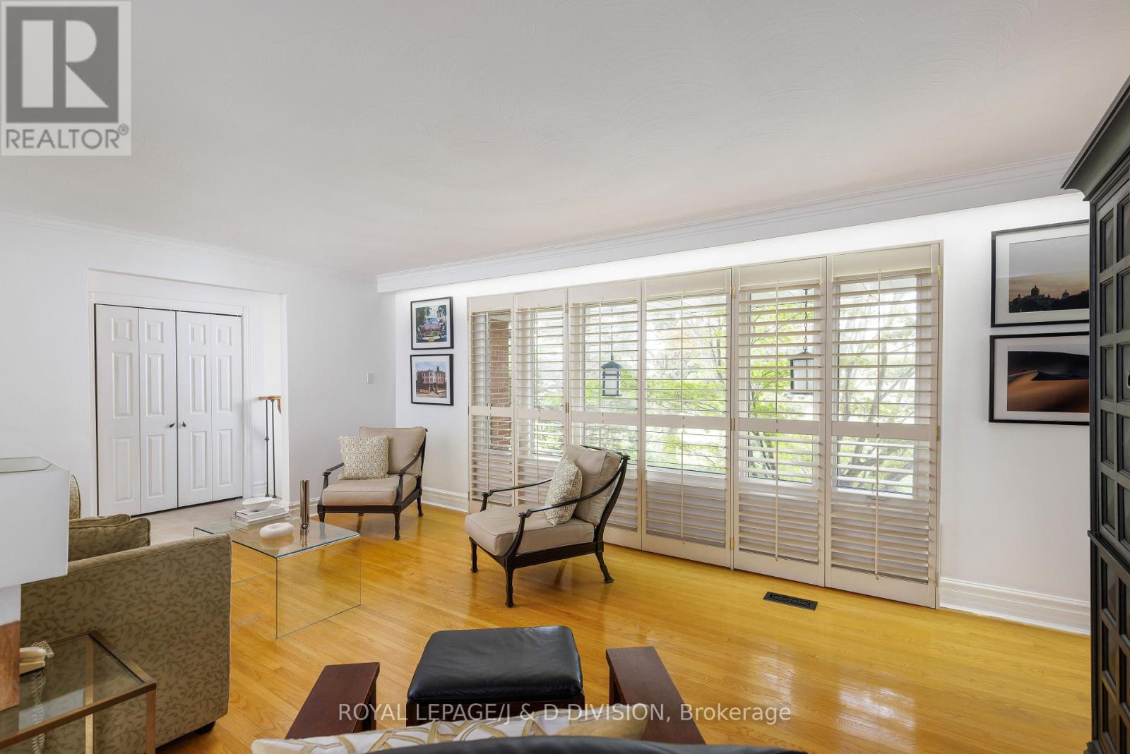 27 Paramount Court, Toronto, Ontario  M6M 2L3 - Photo 10 - W12373604