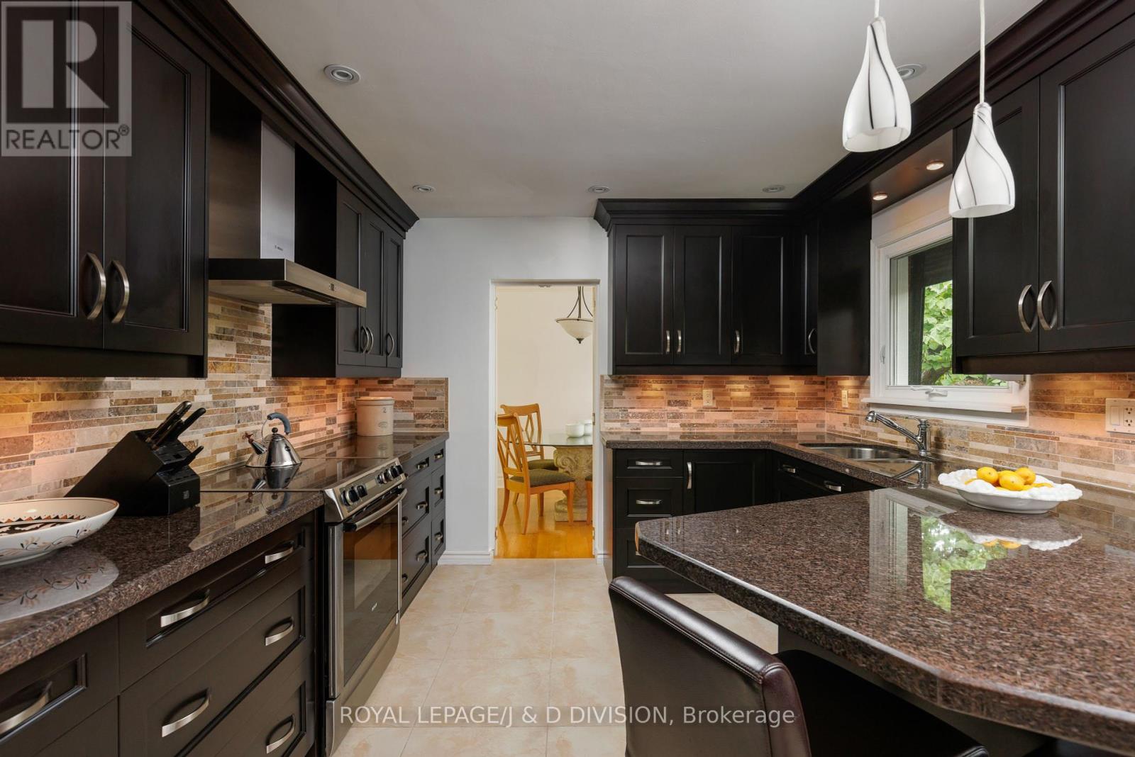 27 Paramount Court, Toronto, Ontario  M6M 2L3 - Photo 11 - W12373604