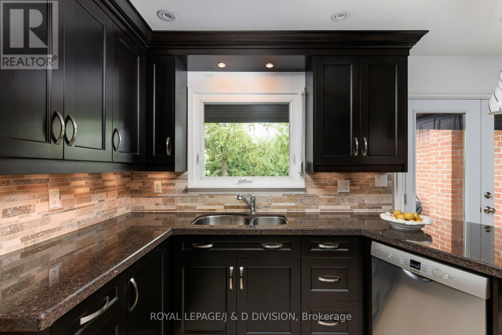 27 Paramount Court, Toronto, Ontario  M6M 2L3 - Photo 12 - W12373604