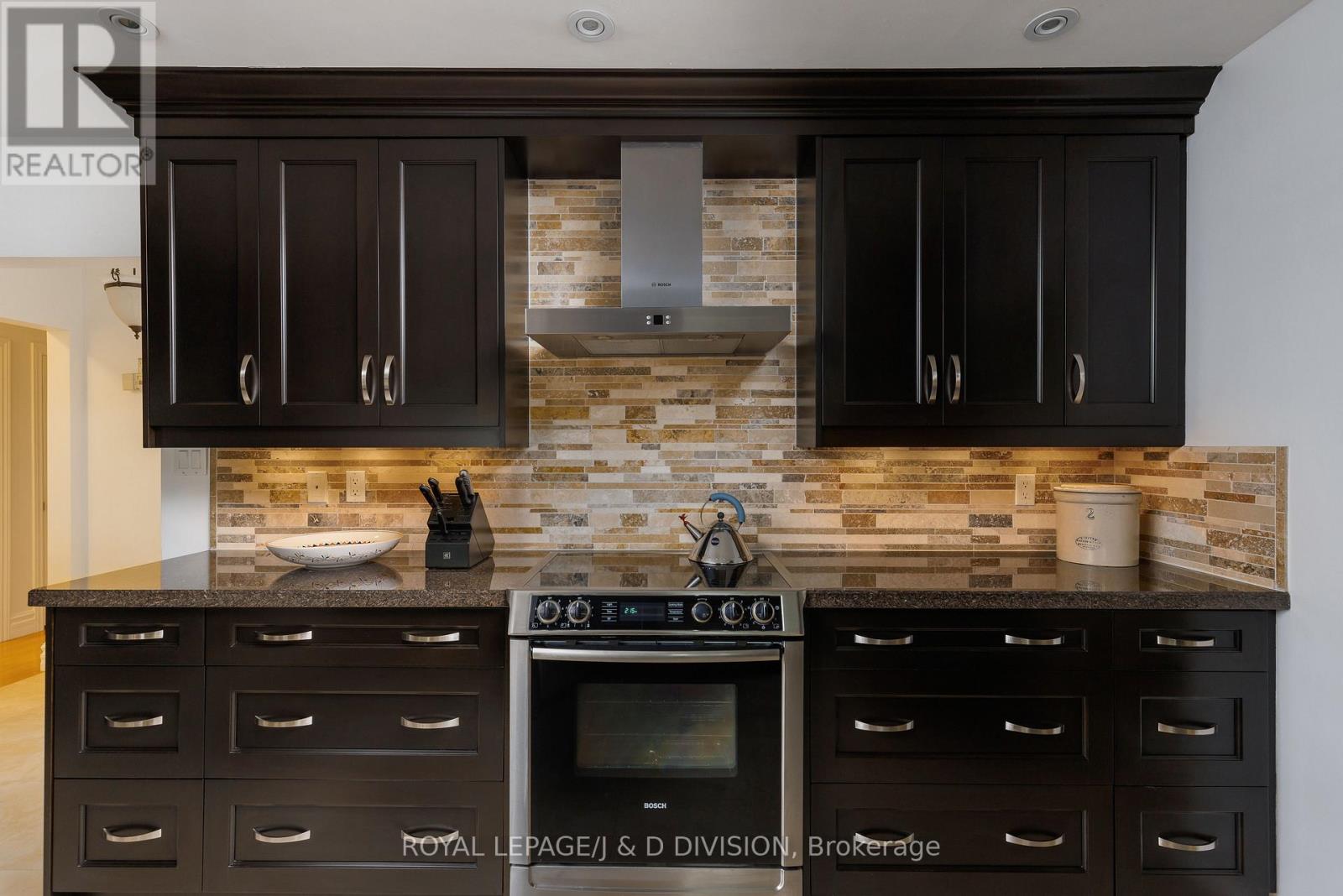 27 Paramount Court, Toronto, Ontario  M6M 2L3 - Photo 14 - W12373604