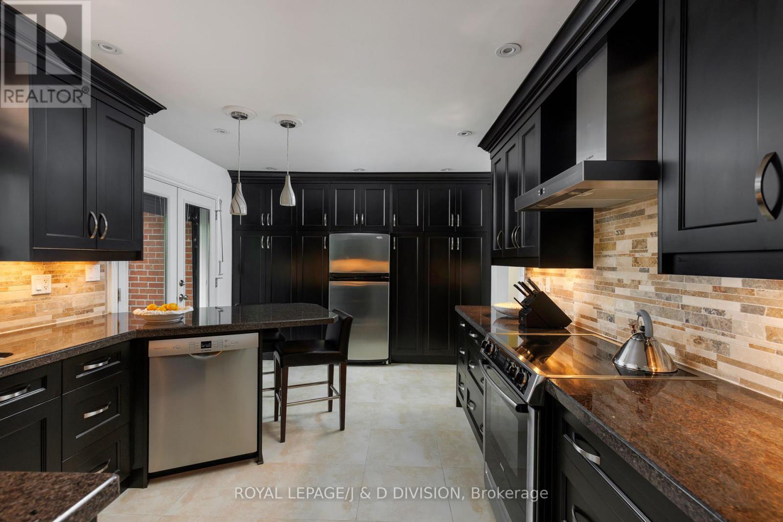 27 Paramount Court, Toronto, Ontario  M6M 2L3 - Photo 15 - W12373604