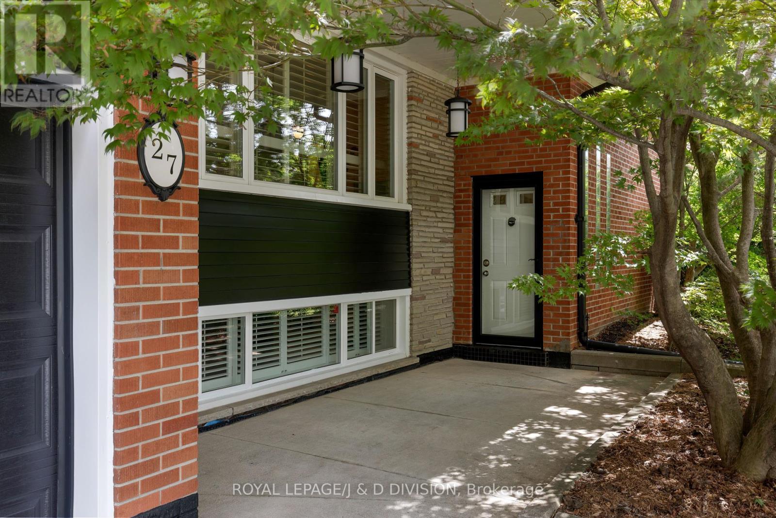 27 Paramount Court, Toronto, Ontario  M6M 2L3 - Photo 2 - W12373604