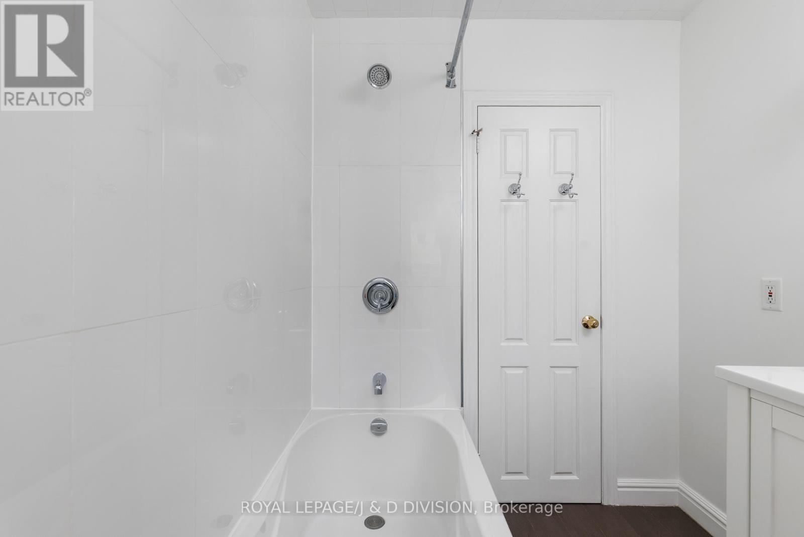 27 Paramount Court, Toronto, Ontario  M6M 2L3 - Photo 22 - W12373604