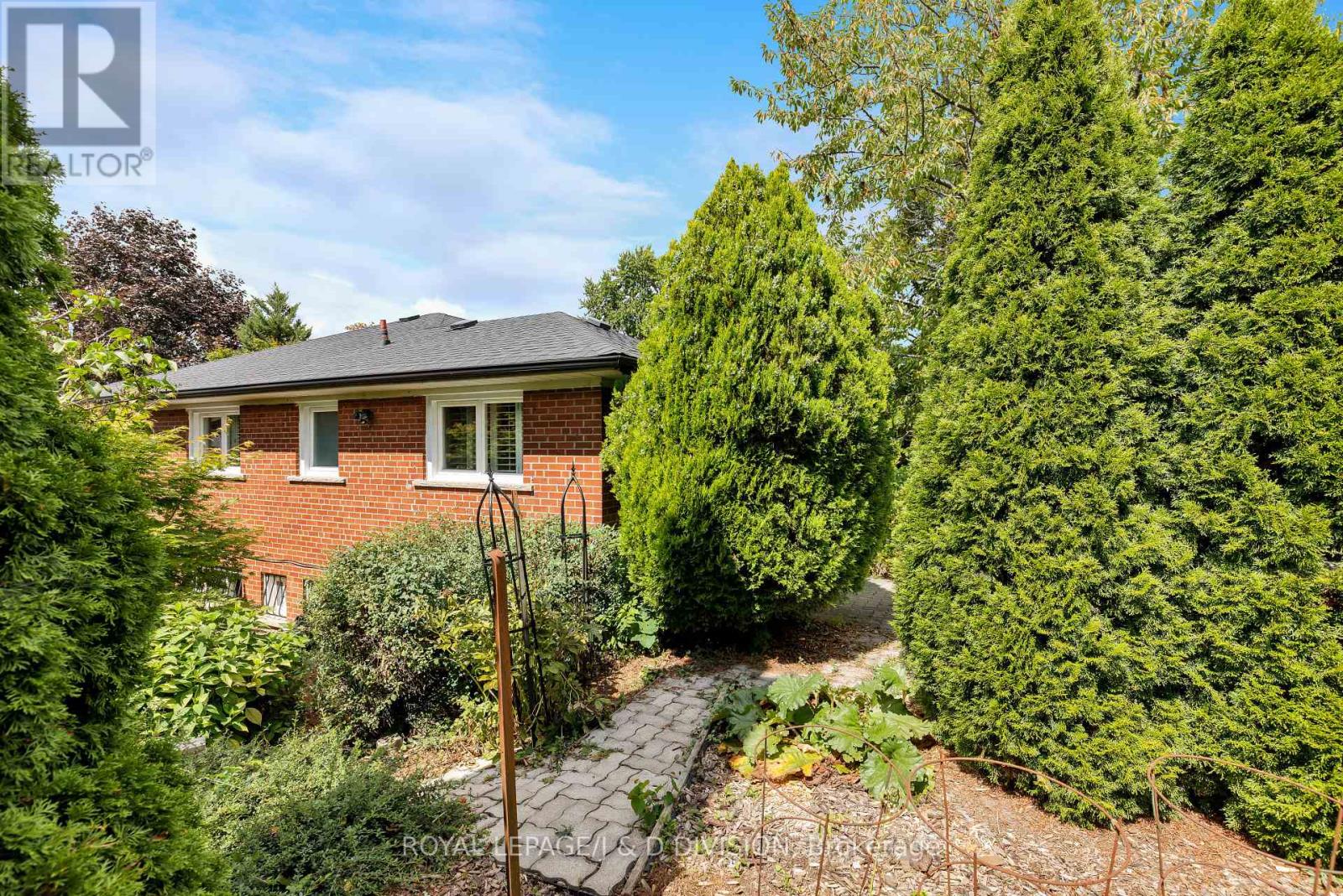 27 Paramount Court, Toronto, Ontario  M6M 2L3 - Photo 47 - W12373604