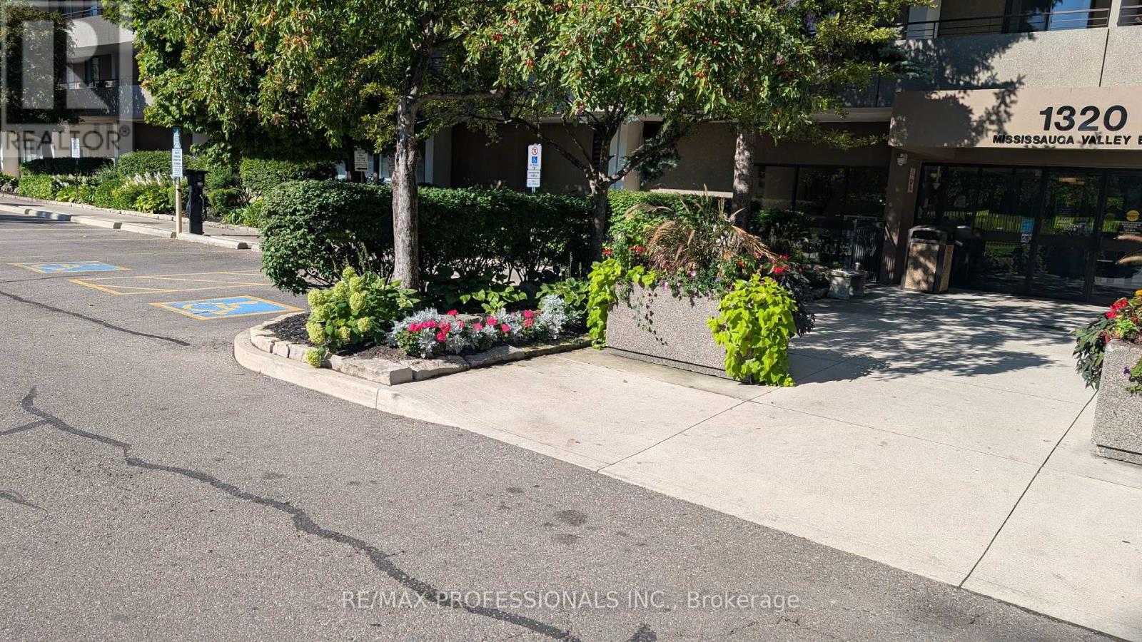 1003 - 1320 Mississauga Valley Boulevard, Mississauga, Ontario  L5A 3S9 - Photo 2 - W12373698