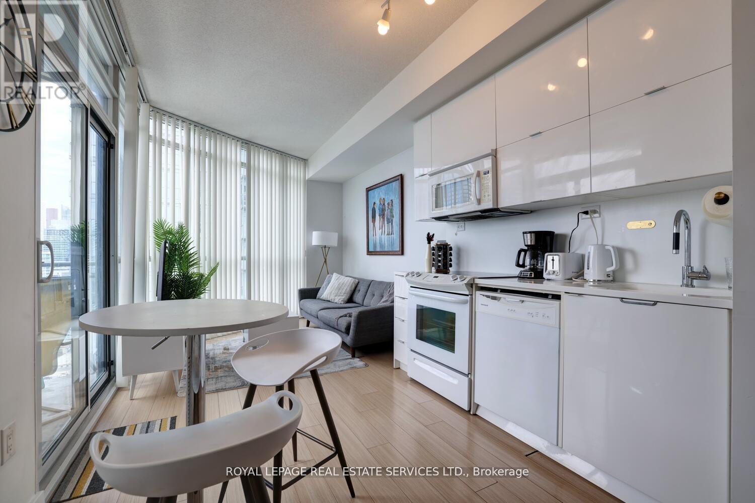 3902 - 21 Iceboat Terrace, Toronto, Ontario  M5V 4A9 - Photo 8 - C12373888