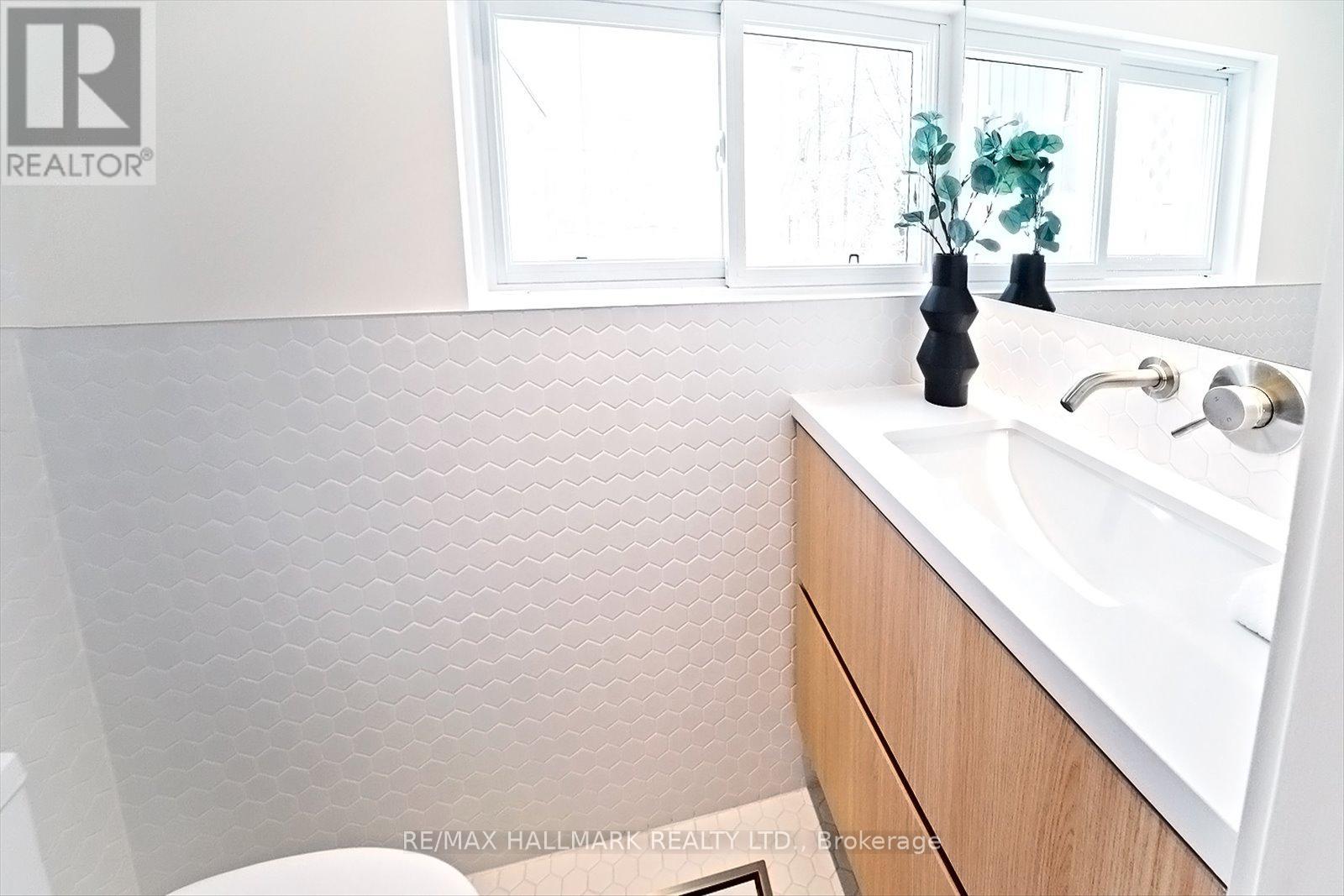 7 Ivy Avenue, Toronto, Ontario  M4L 2H6 - Photo 16 - E12373920