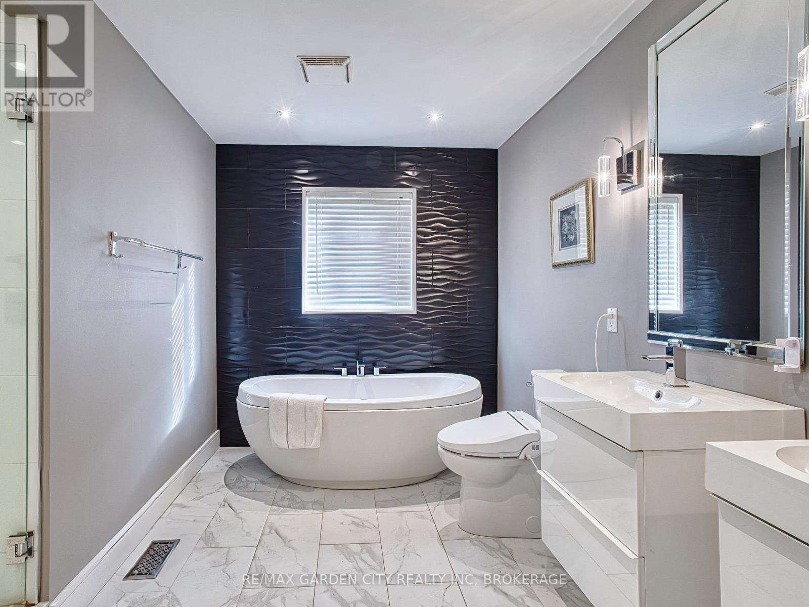 29 Agincourt Crescent, St. Catharines, Ontario  L2S 4B4 - Photo 27 - X12373974