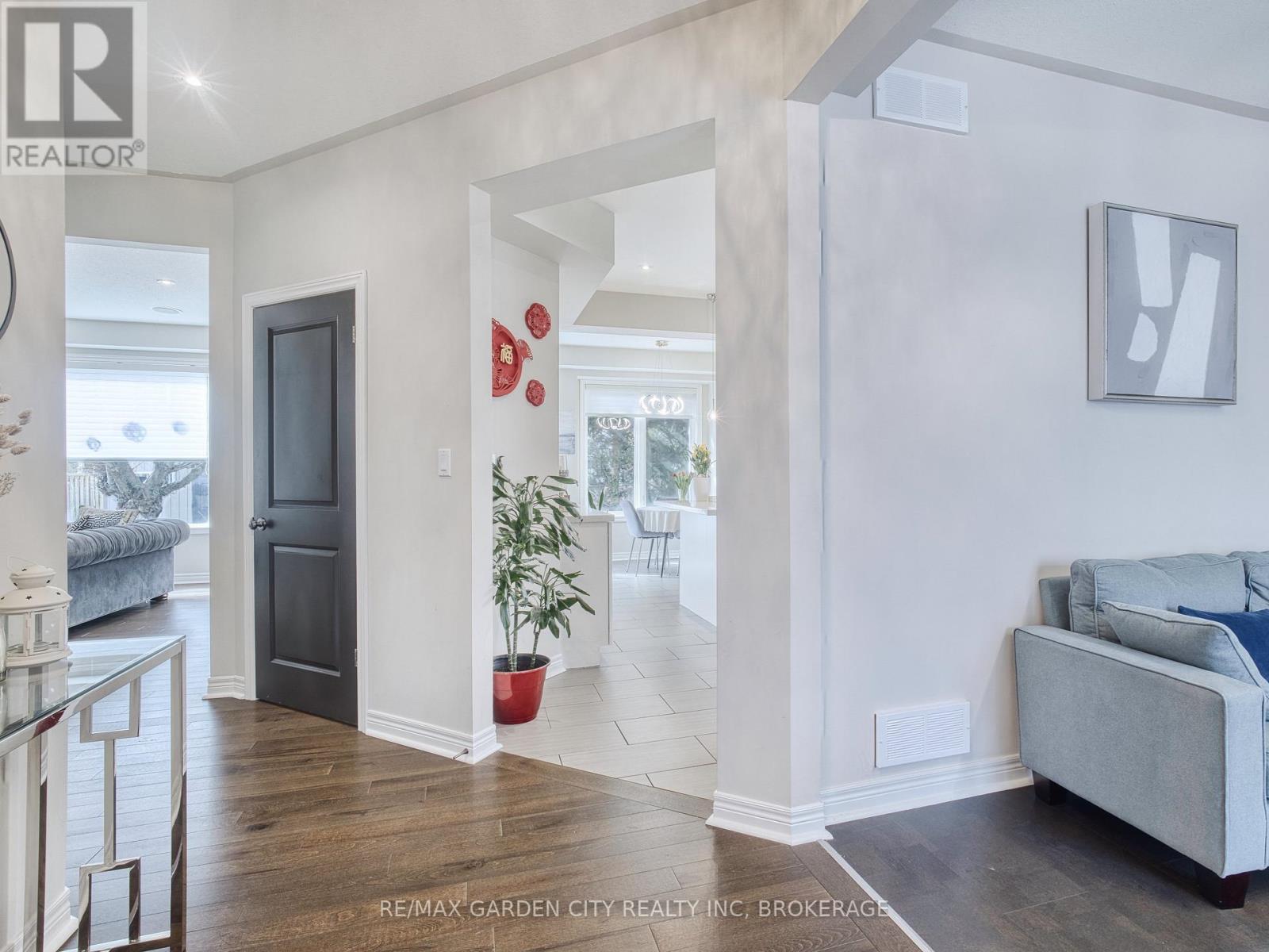 29 Agincourt Crescent, St. Catharines, Ontario  L2S 4B4 - Photo 7 - X12373974