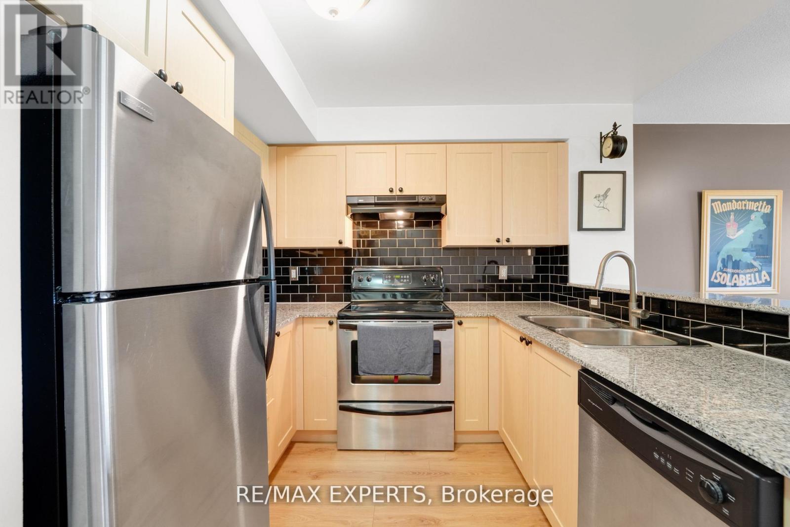 516 - 1050 The Queensway, Toronto, Ontario  M8Z 0A8 - Photo 3 - W12373908