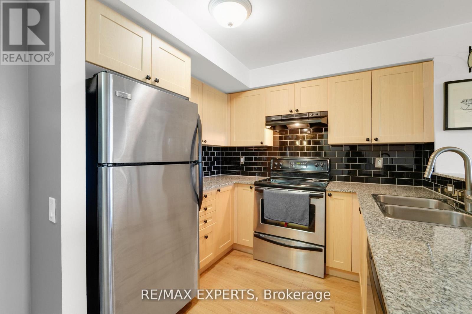 516 - 1050 The Queensway, Toronto, Ontario  M8Z 0A8 - Photo 4 - W12373908