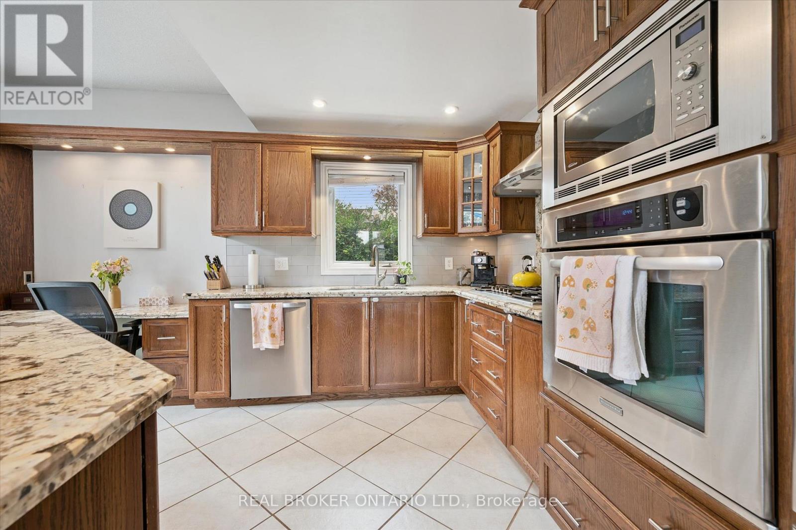 18 Pearwood Court, Kitchener, Ontario  N2P 2L1 - Photo 17 - X12367405