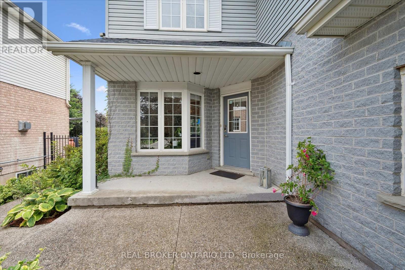 Property at 18 PEARWOOD COURT image 3
