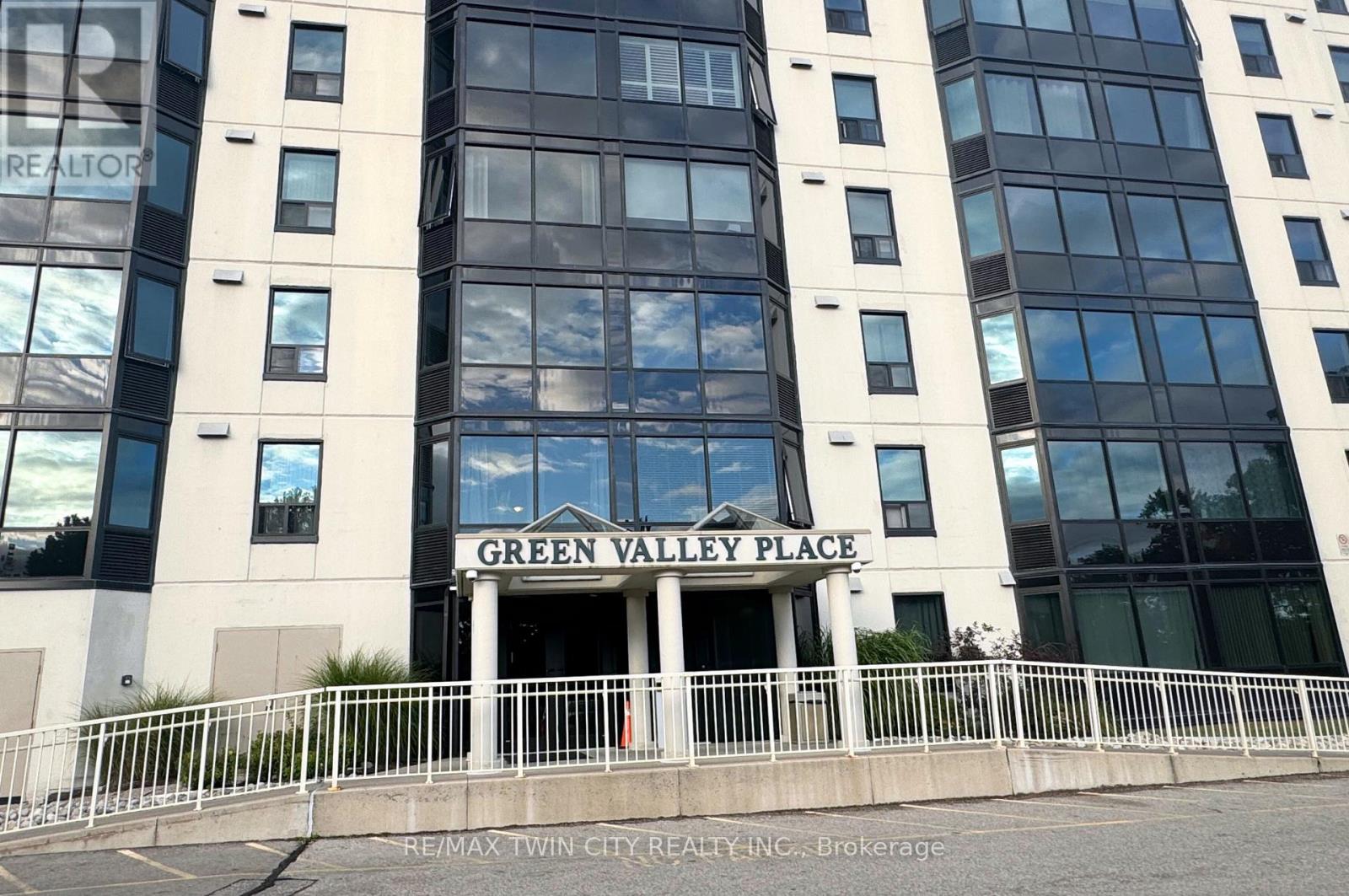 1605 - 35 Green Valley Drive, Kitchener, Ontario  N2P 2A5 - Photo 1 - X12373866