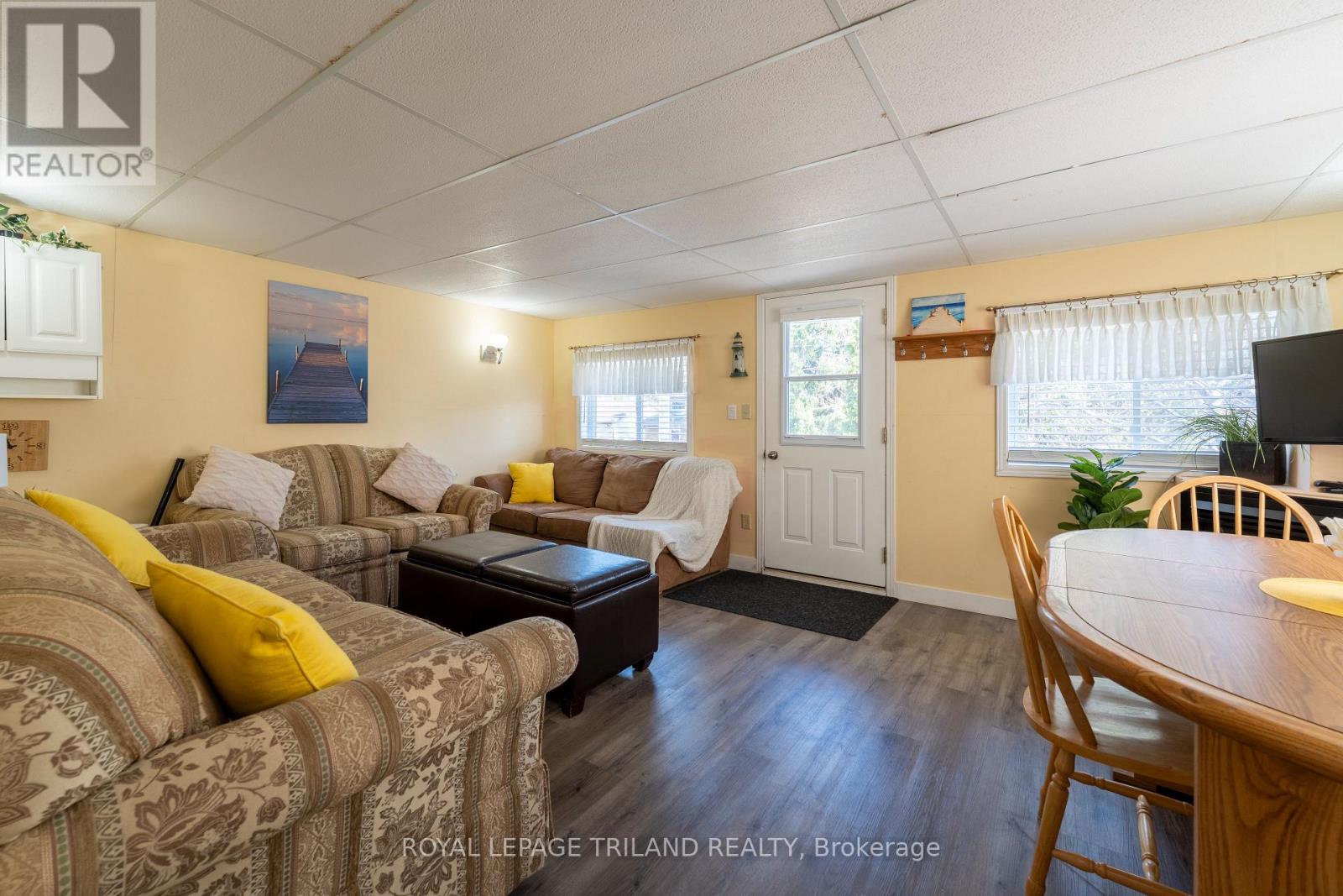 23 Queens Avenue, Lambton Shores, Ontario  N0M 1T0 - Photo 6 - X12057975