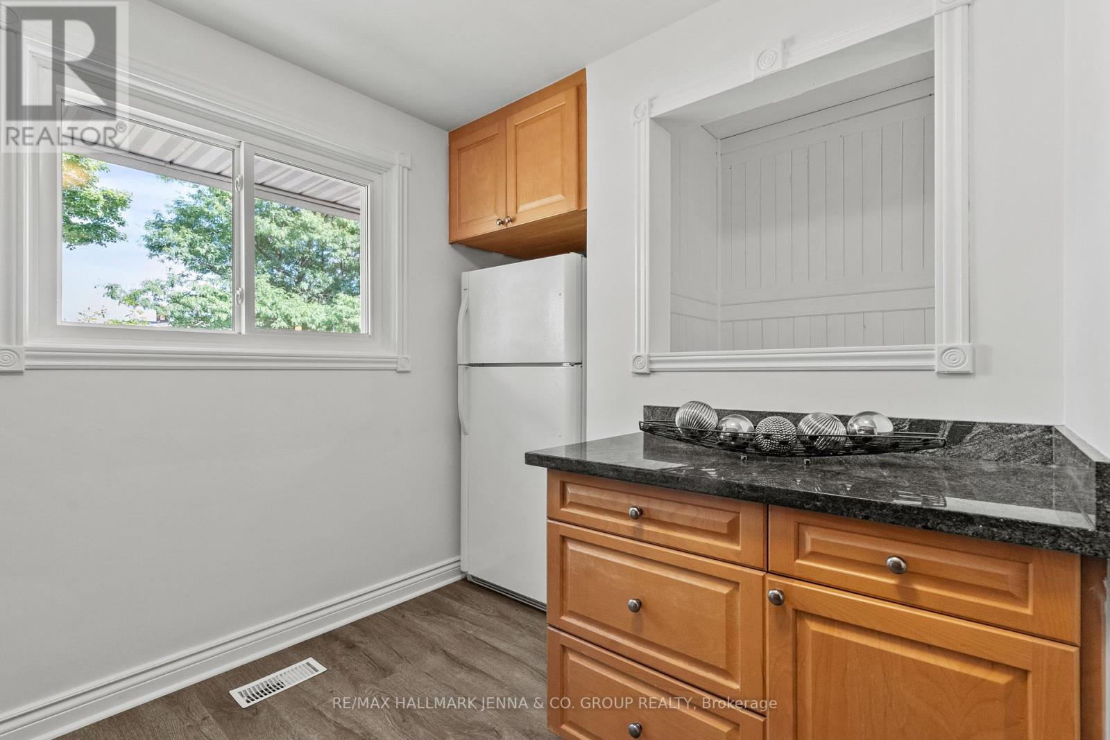 1246 Cobden Road, Ottawa, Ontario  K2C 2Z9 - Photo 10 - X12373699