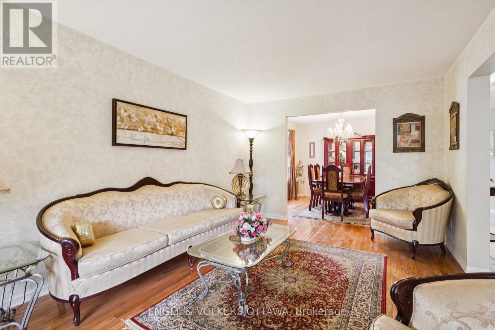 2213 Noblewood Way, Ottawa, Ontario  K1W 1E7 - Photo 12 - X12374070
