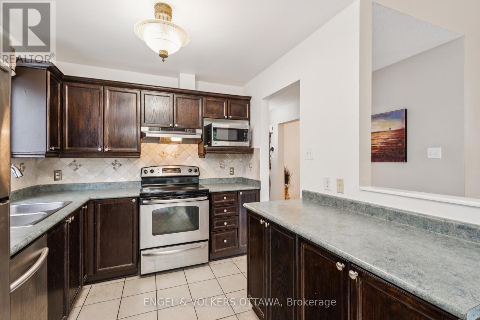2213 Noblewood Way, Ottawa, Ontario  K1W 1E7 - Photo 15 - X12374070
