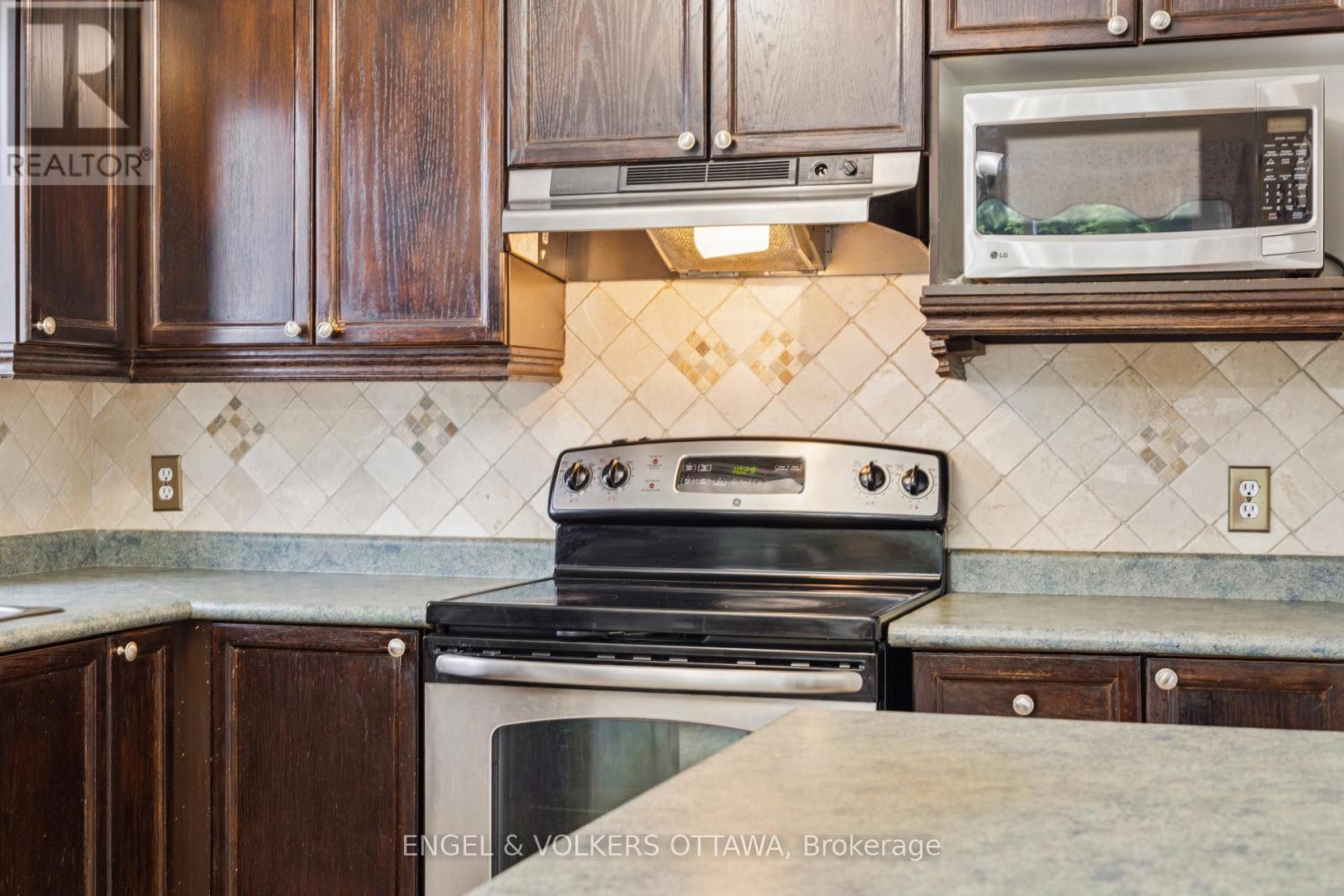 2213 Noblewood Way, Ottawa, Ontario  K1W 1E7 - Photo 16 - X12374070