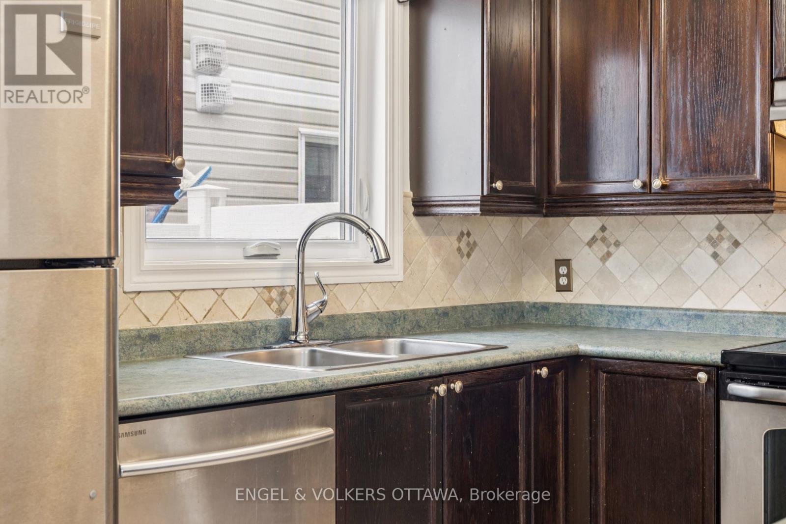 2213 Noblewood Way, Ottawa, Ontario  K1W 1E7 - Photo 17 - X12374070