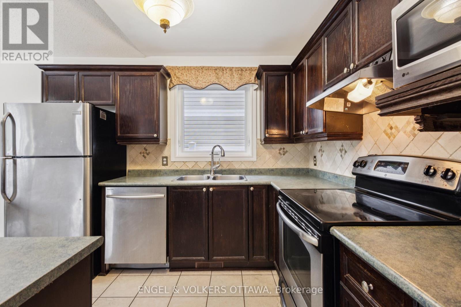 2213 Noblewood Way, Ottawa, Ontario  K1W 1E7 - Photo 18 - X12374070