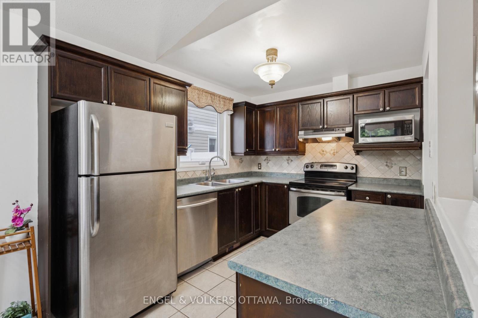 2213 Noblewood Way, Ottawa, Ontario  K1W 1E7 - Photo 19 - X12374070