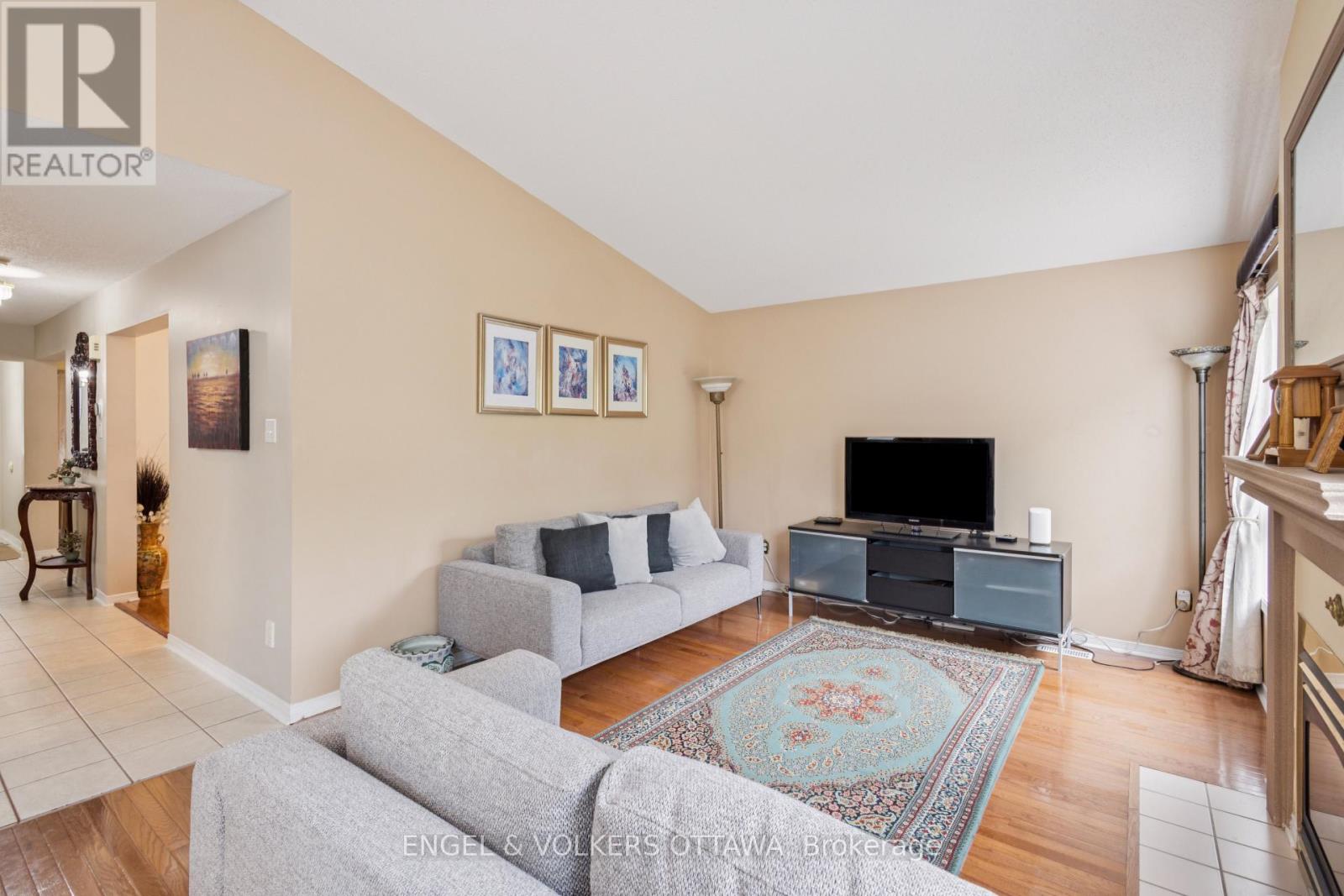 2213 Noblewood Way, Ottawa, Ontario  K1W 1E7 - Photo 22 - X12374070