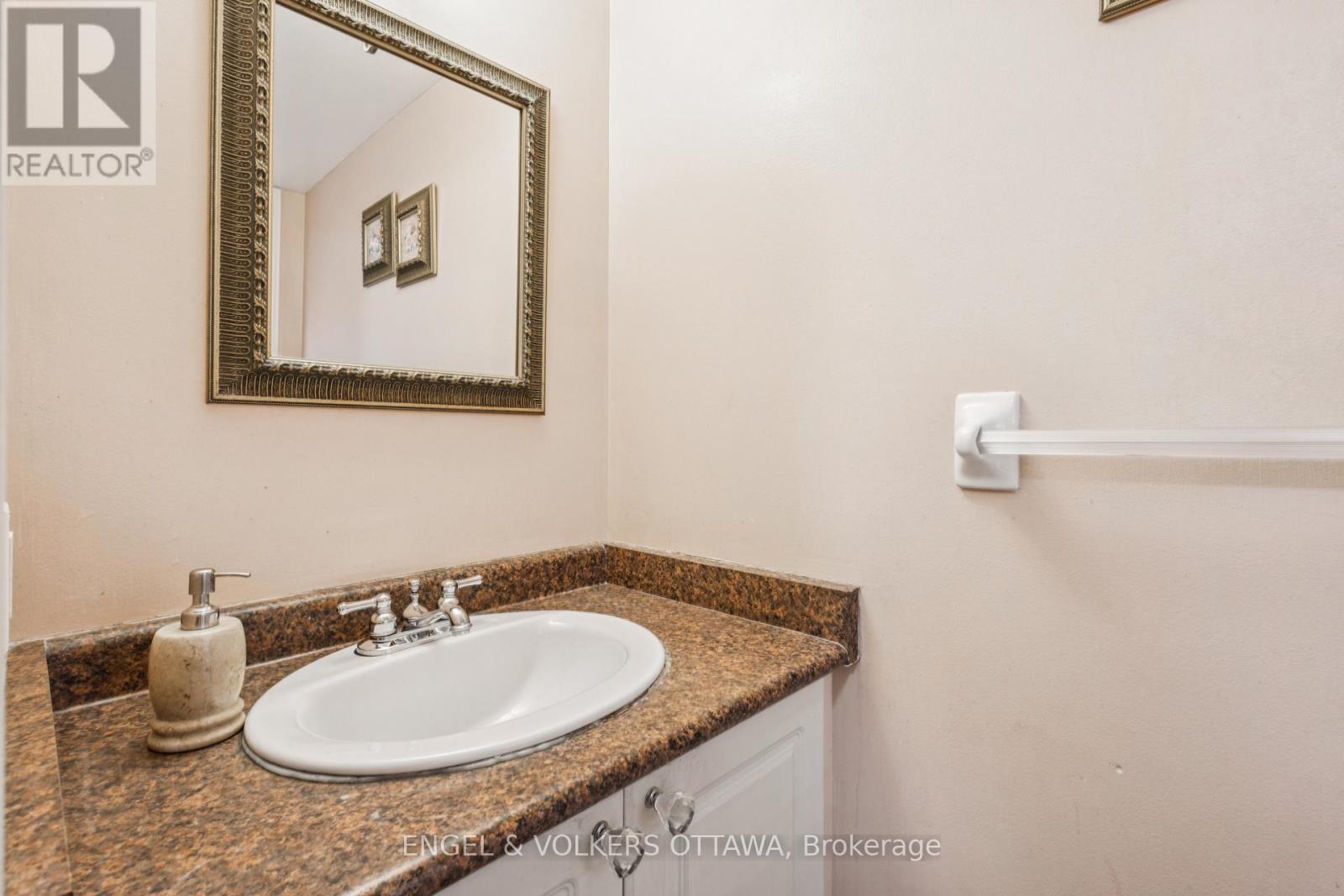2213 Noblewood Way, Ottawa, Ontario  K1W 1E7 - Photo 25 - X12374070