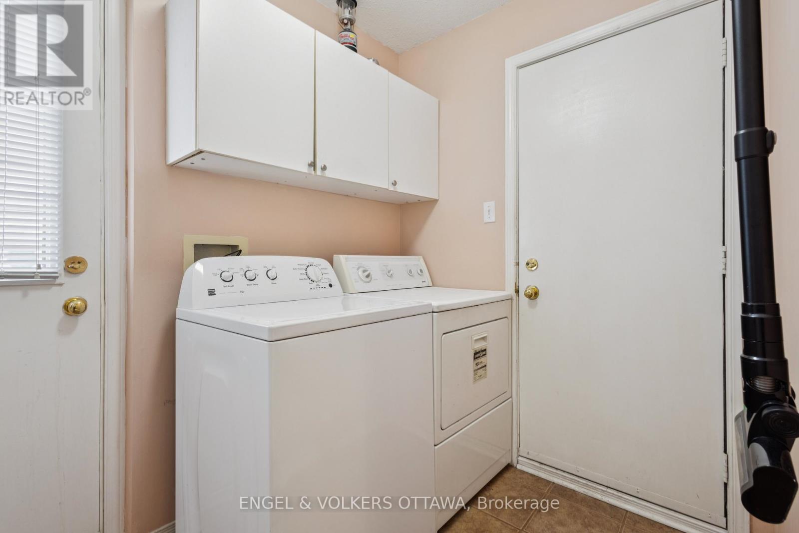 2213 Noblewood Way, Ottawa, Ontario  K1W 1E7 - Photo 26 - X12374070