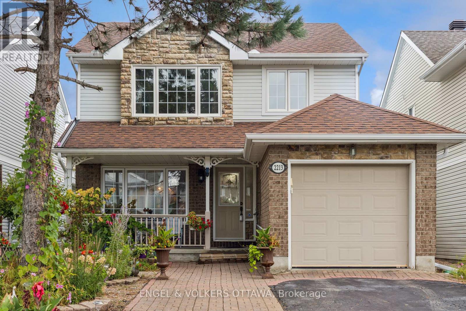 2213 Noblewood Way, Ottawa, Ontario  K1W 1E7 - Photo 3 - X12374070
