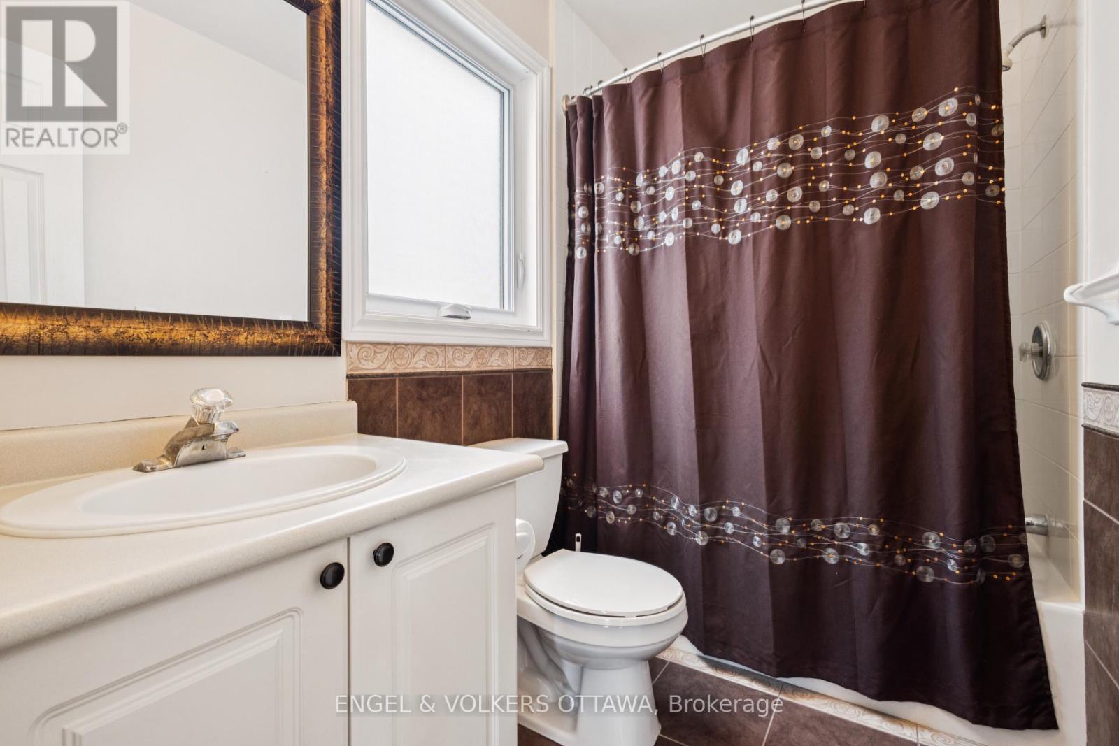 2213 Noblewood Way, Ottawa, Ontario  K1W 1E7 - Photo 31 - X12374070