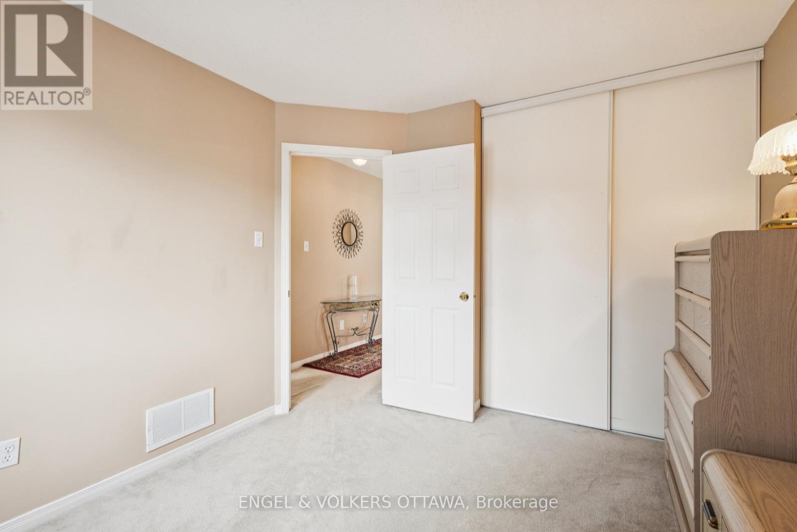 2213 Noblewood Way, Ottawa, Ontario  K1W 1E7 - Photo 34 - X12374070