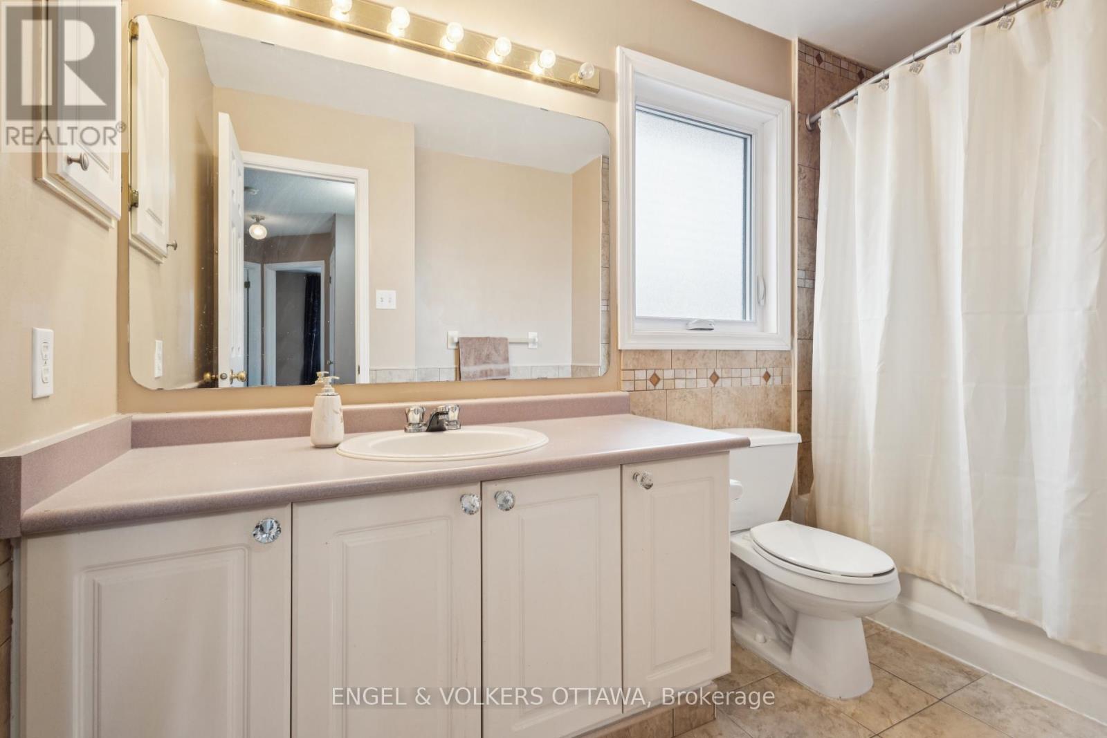2213 Noblewood Way, Ottawa, Ontario  K1W 1E7 - Photo 36 - X12374070