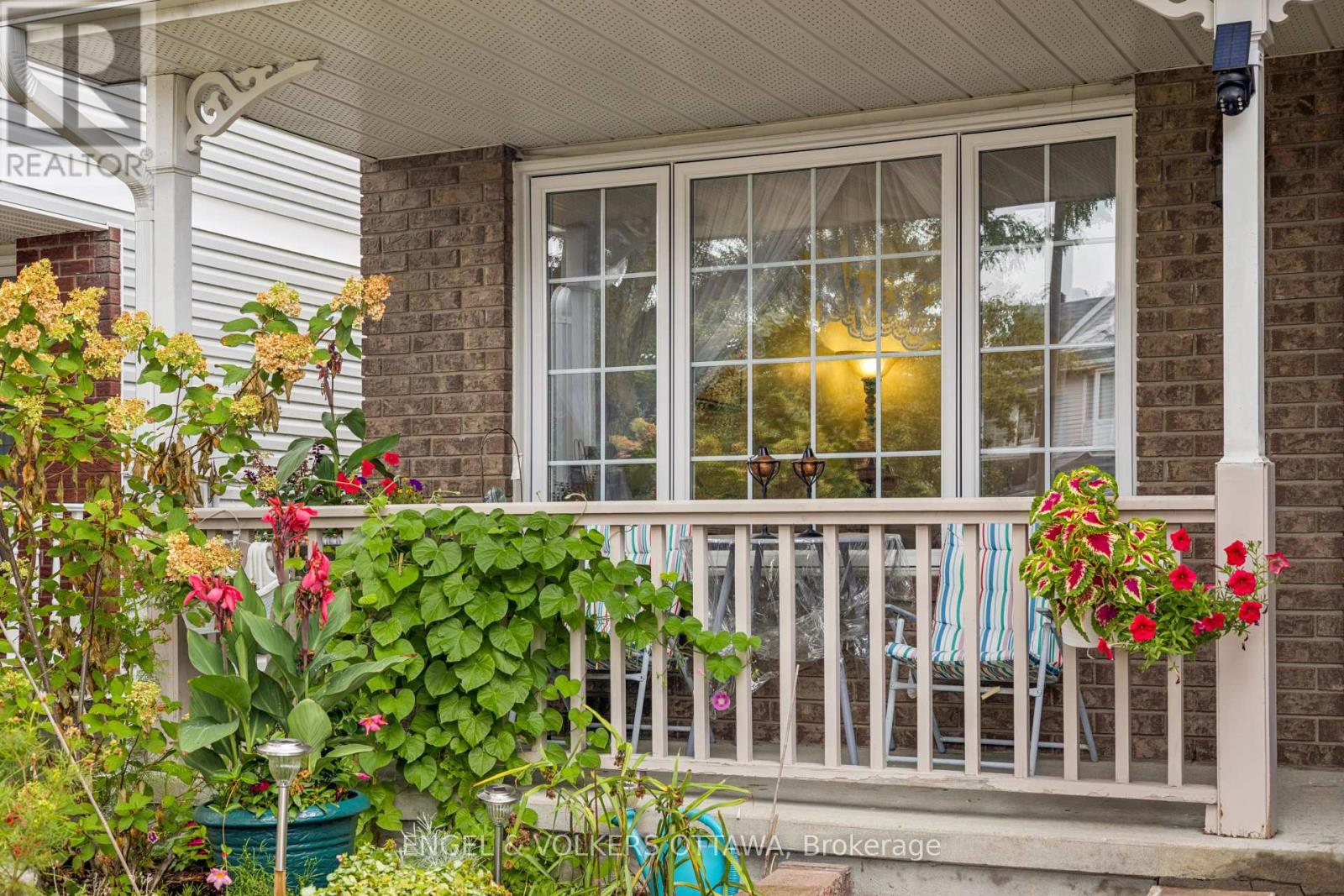 2213 Noblewood Way, Ottawa, Ontario  K1W 1E7 - Photo 5 - X12374070