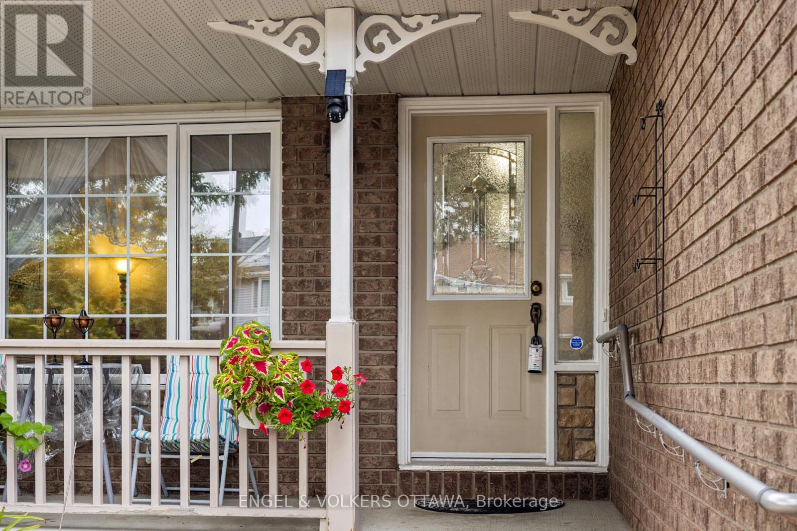2213 Noblewood Way, Ottawa, Ontario  K1W 1E7 - Photo 6 - X12374070