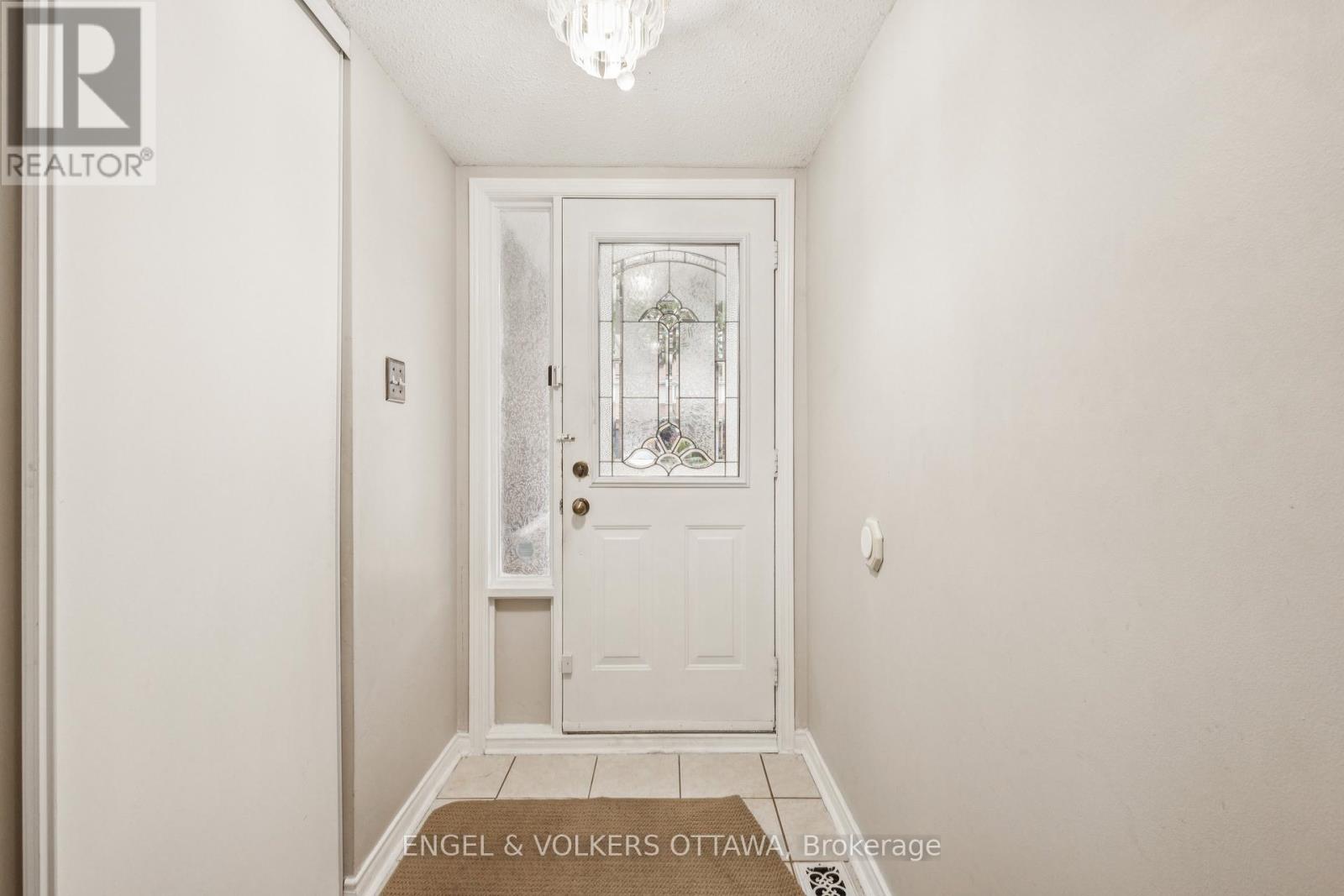 2213 Noblewood Way, Ottawa, Ontario  K1W 1E7 - Photo 7 - X12374070